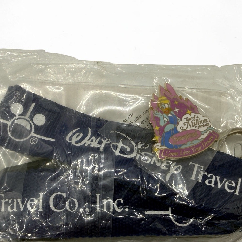 Disneyland Year Of A Million Dreams Travel Co Lanyard Daisy Duck Pin New Disney
